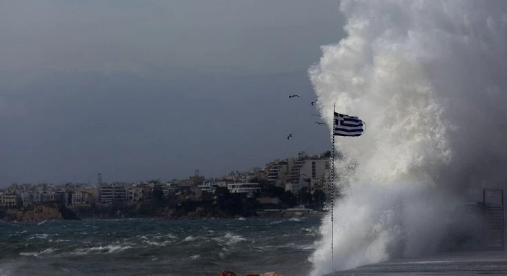 Συνεχίζει να πολιορκεί τη χώρα ο «Ξενοφών»: Βυθίσεις σκαφών από τεράστια κύματα – Χιόνια στον Όλυμπο, πυρκαγιές σε Μαραθώνα, Αχαΐα και Αρκαδία!